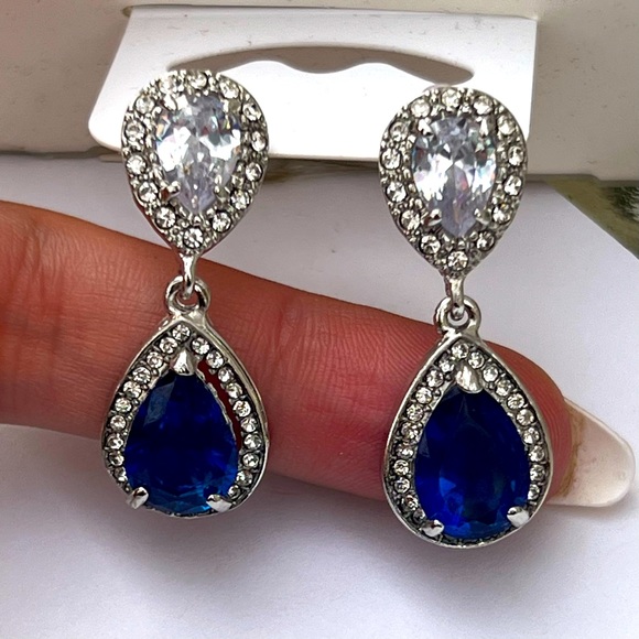 Beautiful Blue & White Crystal Necklace & Earrings set - Picture 5 of 7